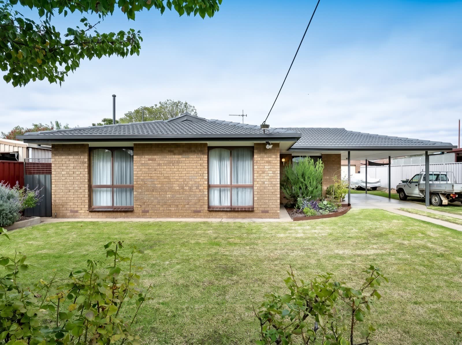 44 Glenlyon Avenue, Shepparton — brick family home